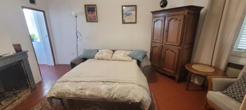 - une petite chambre avec un lit et une commode dans l'établissement Chez Gregoire komfortowe mieszkanie w Prowansji, à Cabasse