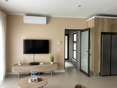 Μια τηλεόραση ή/και κέντρο ψυχαγωγίας στο The Onyx Luxury Apartment
