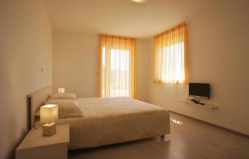 Spacious apartment sleeps 4 by the beach