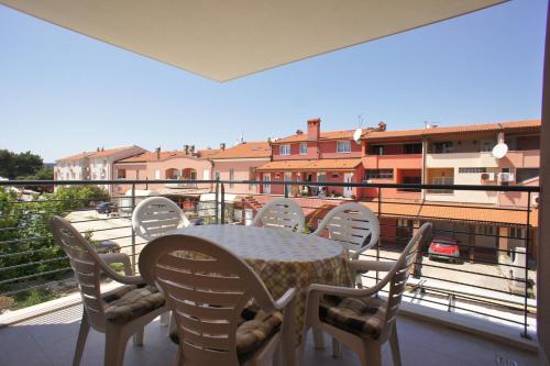 Spacious apartment sleeps 4 by the beach