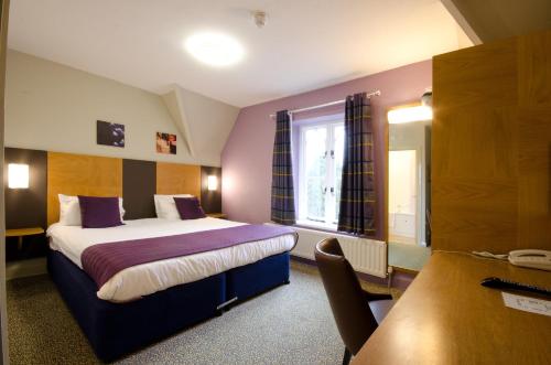 une chambre d'hôtel avec un lit et une fenêtre dans l'établissement The Corner House Hotel, à Taunton