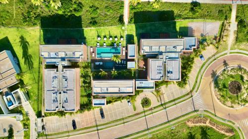an overhead view of a building with a road at Apartamento Pé na Areia Cond Alphaville Guarajuba in Camaçari