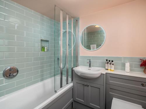 une salle de bain avec un lavabo et une douche dans l'établissement Charming 2 Bed Cottage in the Heart of Adderbury Pass the Keys, à Adderbury