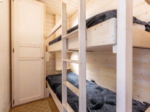 - un lit superposé dans une petite maison dans l'établissement Studio charmant skis aux pieds, balcon, coeur de Val-d'Isère, 4 pers, WiFi - FR-1-694-231, à Val dʼIsère