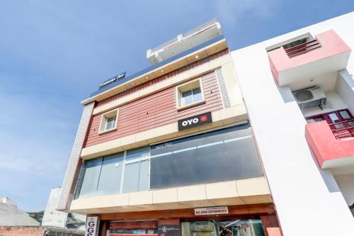 a building with an ods sign on the side of it at Hotel O KAILASHA INN in Hasanganj