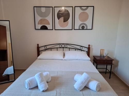 um quarto com uma cama com duas toalhas em Helen's Eden em Quios