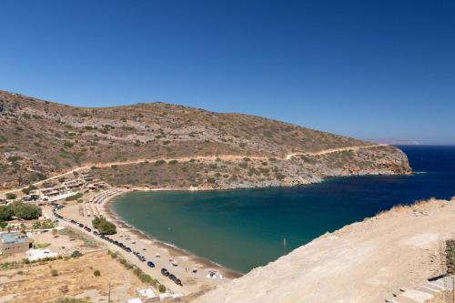 vistas a una playa en una colina en Marilia Village Spathi kea "Studio Melissa", en Spathi 