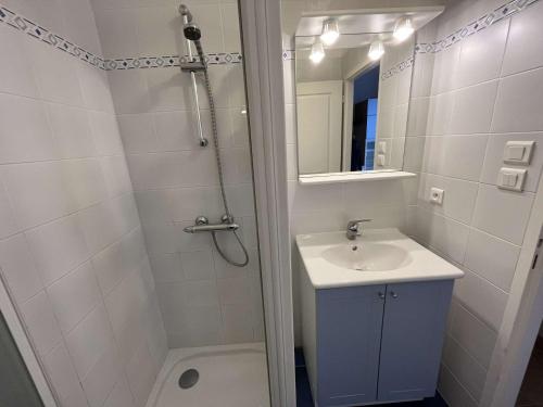 une salle de bain blanche avec un lavabo et une douche dans l'établissement Charmante villa T4 face mer, proche plages et commerces, idéale familles - FR-1-324-542, à Saint-Hilaire-de-Riez