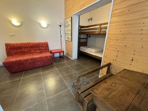 - un salon avec un canapé et des lits superposés dans l'établissement Charmante villa T4 face mer, proche plages et commerces, idéale familles - FR-1-324-542, à Saint-Hilaire-de-Riez