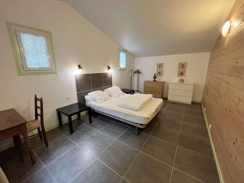 une chambre avec un lit et une table dedans dans l'établissement Charmante villa T4 face mer, proche plages et commerces, idéale familles - FR-1-324-542, à Saint-Hilaire-de-Riez