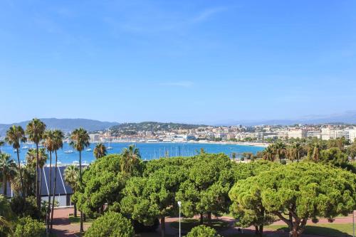 REF 1238 - Cannes Croisette - Sea view apartment for rent