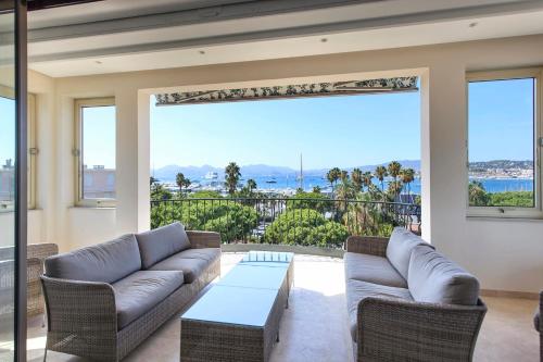 REF 1238 - Cannes Croisette - Sea view apartment for rent