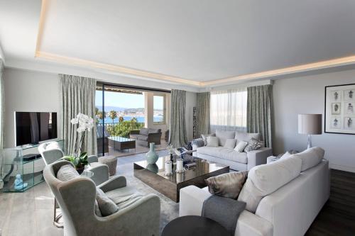 REF 1238 - Cannes Croisette - Sea view apartment for rent