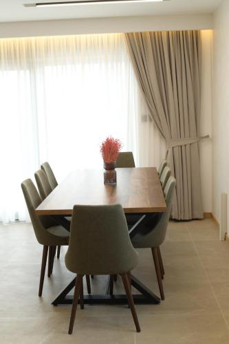 a dining room table and chairs in a room at Monte zone in Žabljak