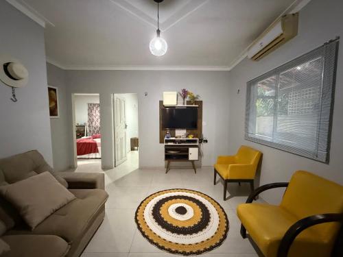 a living room with a couch and a tv at Nossa Casa de férias em Alter do Chão in Alter do Chao