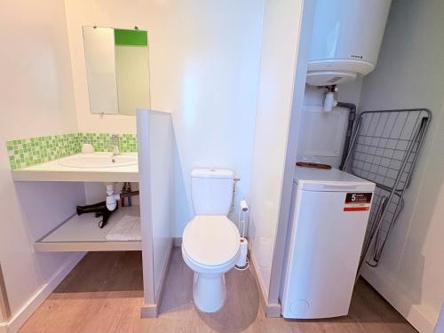 a small bathroom with a toilet and a sink at Le Nid Urbain in Bourg-lès-Valence