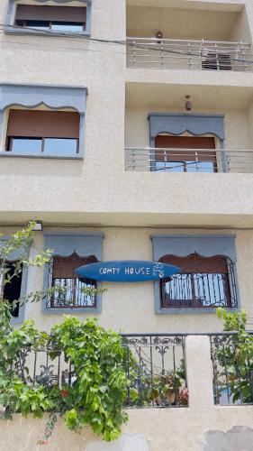 イムスワンにあるComfy Surf Houseの「カウンティハウス」と書かれた看板のある建物