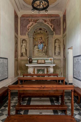 a altar in a church with a painting on the wall at Dimora Ghirlandaio in Impruneta