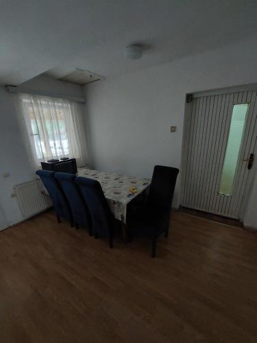 a room with a table and chairs in it at Sobe za izdavanje Nedeljković in Lukovo