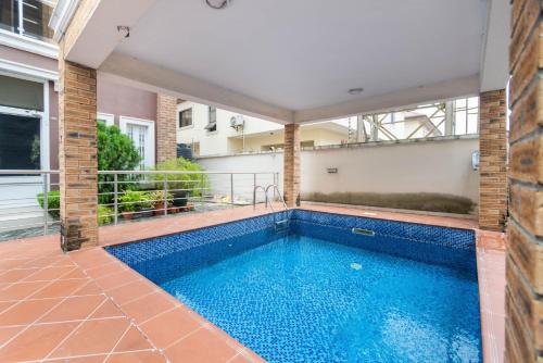 a swimming pool in the middle of a building at Spacious 4 bed - Fast Internet - Free Parking - Swimming Pool in Lagos