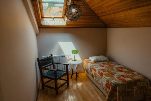 Kuca Behara في سراييفو: غرفة نوم بها سرير وكرسي وطاولة