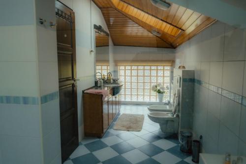 Kuca Behara في سراييفو: حمام به مرحاض ومغسلتين ونافذة