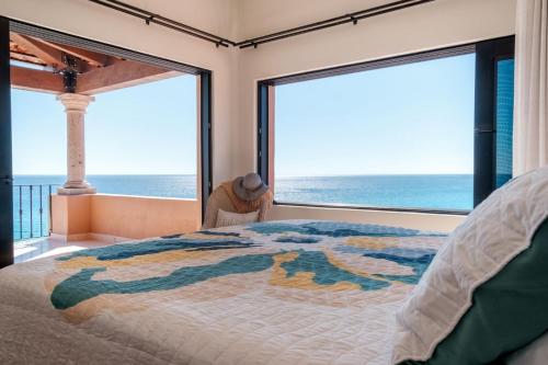 圣何塞德尔卡沃Amazing Beachfront Casa Del Mar Penthouse的一间带大床的卧室，可欣赏海景