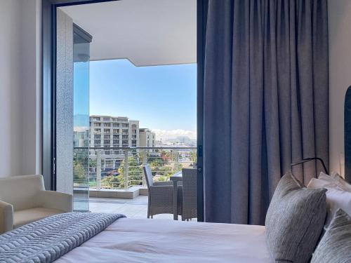 Postel nebo postele na pokoji v ubytování The Marina V&A Waterfront by Smart City Stays