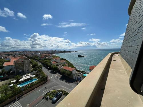 a view of a city and the ocean from a building at Bel appartement Vue Mer Climatisé à Biarritz in Biarritz