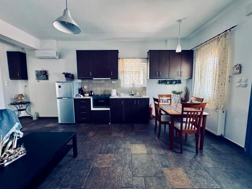 O bucătărie sau chicinetă la Portolos Apartments - Sarakiniko