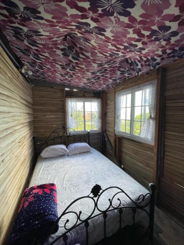 Una cama o camas en una habitación de Roots Casa Rústica