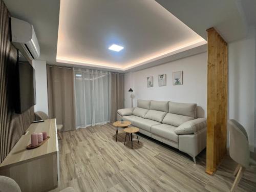 un soggiorno con un divano e un tavolo di Apartamento Marina Centro a Ronda