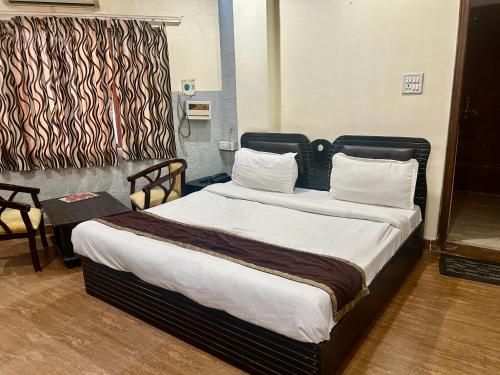 a bedroom with a large bed in a room at Hotel Dev Palace, Badrinath road, Tapovan- Rishikesh in Badrīnāth