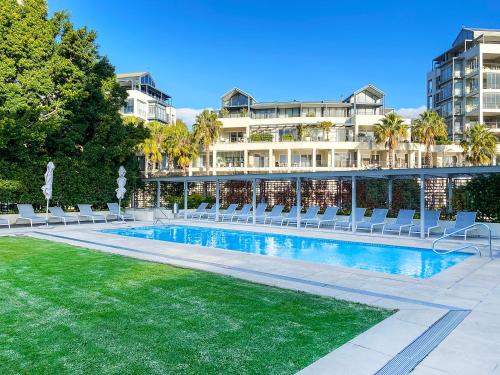 Bazén v ubytování The Marina V&A Waterfront by Smart City Stays nebo v jeho okolí