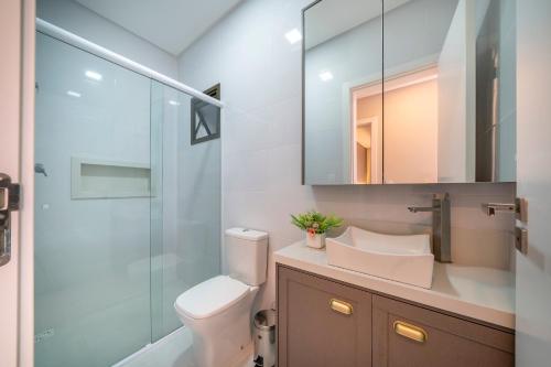 Sunrise Residence في بومبينهاس: حمام مع مرحاض ومغسلة ودش