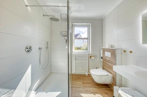 Ένα μπάνιο στο Seemöwe - Moderne Ferienwohnung mit Balkon