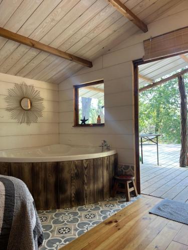 Fotografie z fotogalerie ubytování Cosy tinny house avec beignoire in the forest et toilette seche v destinaci Mimizan