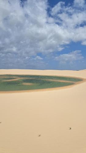 ein Strand mit einem Gewässer in der Wüste in der Unterkunft Casa Maré Beach em Caetanos Ceará in Amontada