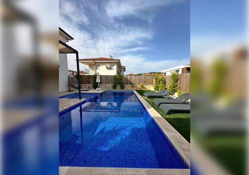 Kolam renang di atau dekat dengan Villa Zakkum