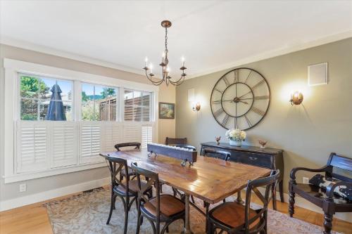 une salle à manger avec une table, des chaises et une horloge dans l'établissement Landmark Meadows, à Stowe Fork