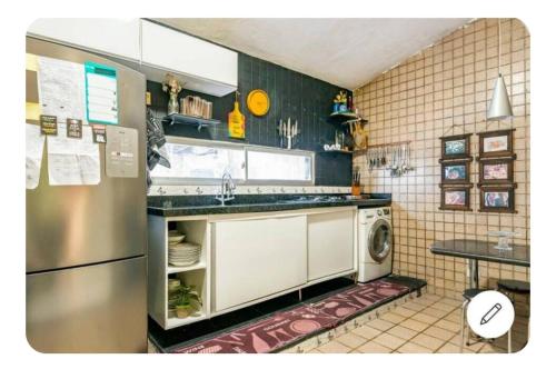 Køkken eller tekøkken på Espaço individual com sofá-cama rede mesa de jantar poltronas Ar Banheiro compartilhado