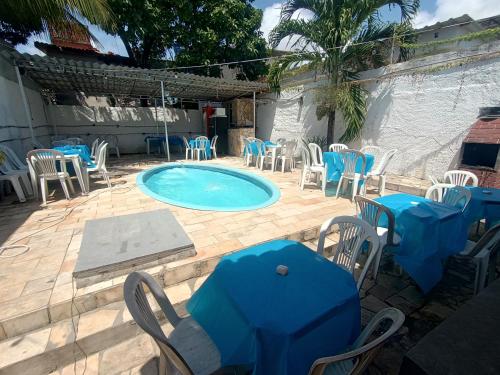 Swimmingpoolen hos eller tæt på Espaço individual com sofá-cama rede mesa de jantar poltronas Ar Banheiro compartilhado