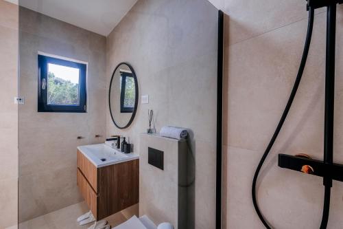 un baño con ducha y lavabo en Villa Relax Petrčane, en Petrčane