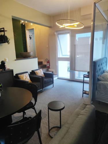 a living room with a couch and a table at Studio, espaço inteiro in Bento Gonçalves