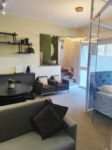 a living room with a couch and a table at Studio, espaço inteiro in Bento Gonçalves