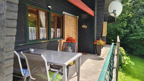 a table and chairs sitting outside of a house at Wochenend Ferienhaus mit tollen Ausblick in die Bucklige Welt in Kühbach