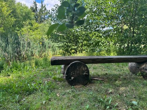 a wooden bench sitting on top of a grass field at Altmarkblick in Erbenhausen