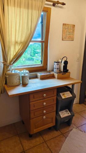 a desk in a room with a window at Wochenend Ferienhaus mit tollen Ausblick in die Bucklige Welt in Kühbach