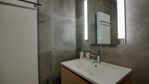 a bathroom with a sink and a mirror at Vakantiehuisjes "De Veldzijde" in Losser