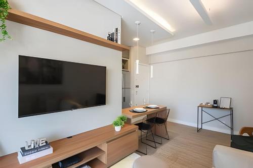 Μια τηλεόραση ή/και κέντρο ψυχαγωγίας στο Moderno Apartamento no Cambuí